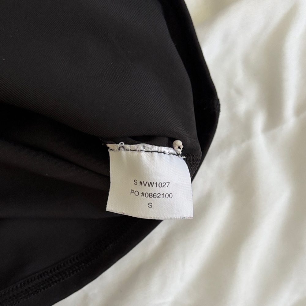 Vuori Classic Black Crop Top - Picture 2 of 3